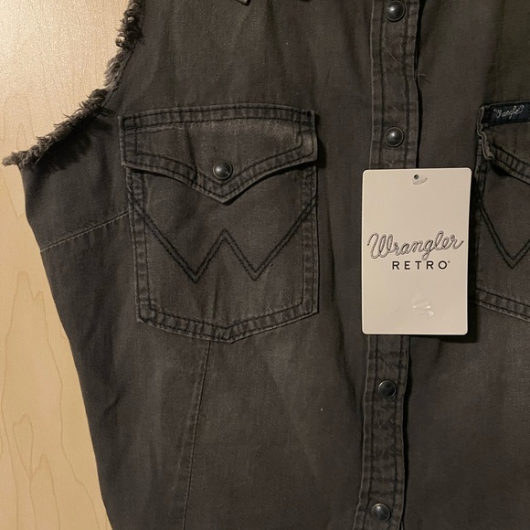 Wrangler Retro Women’s Distressed Sleeveless Snap Cropped Western Shirt - Picture 5 of 8